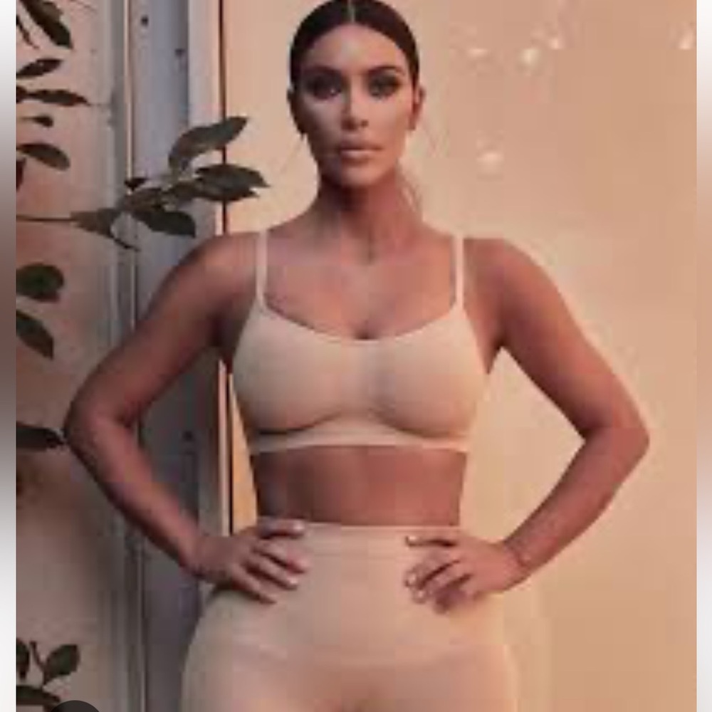 SKIMS Seamless Sculpting Bralette - SKIMS Bra in Nude - Picture 4 of 4